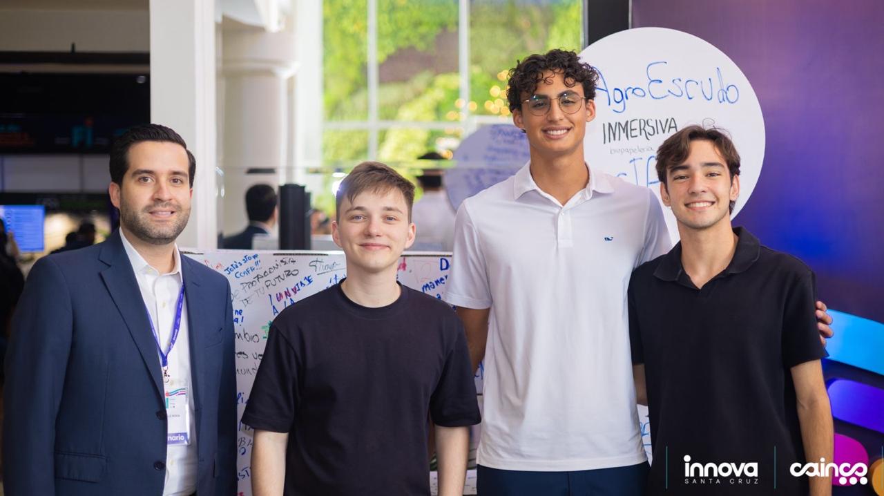Leo y Mateo de Founders junto a Mateo Salvatto y Juan Pablo Roda en Innova Santa Cruz